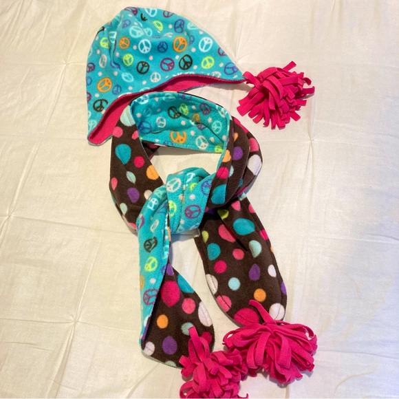 Reversible Fleece Hat & Scarf - Picture 9 of 9